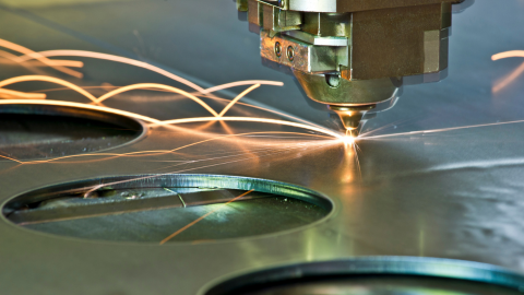 Operator(-ka) lasera CNC